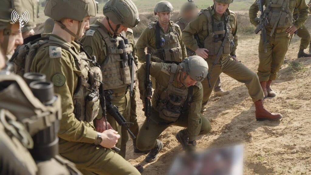 הרמטכ״ל הרצי הלוי בהערכת מצב עם לוחמי מילואים בח'רבת אח'זעה, רצועת עזה