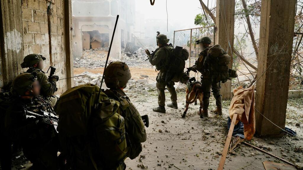 צילום: דובר צה"ל תיעוד צוות קרב של חטיבת הצנחנים תוקף תשתיות טרור בחאן יונס, רצועת עזה