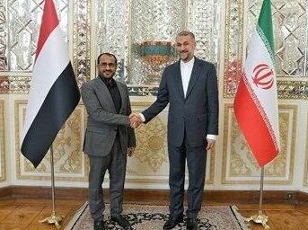 שר החוץ האיראני חוסיין אמיר עבדאללהיאן  בפגישה עם הדובר הרשמי של החות'ים בתימן, מחמד עבד א-סלאם בטהרן