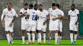 שחקני קריית שמונה חוגגים עם נועם כהן