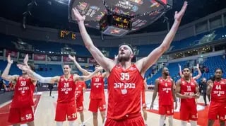 זאק הנקינס ושחקני הפועל ירושלים חוגגים