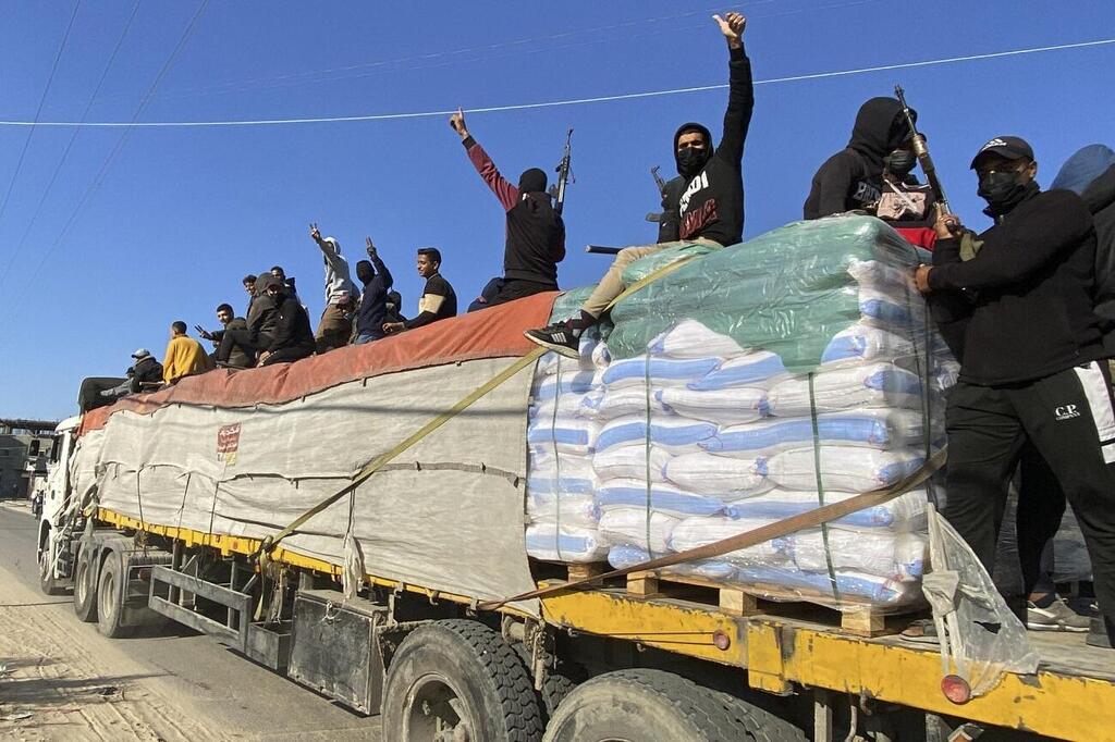 משאיות סיוע נבזזות על ידי אנשי חמאס