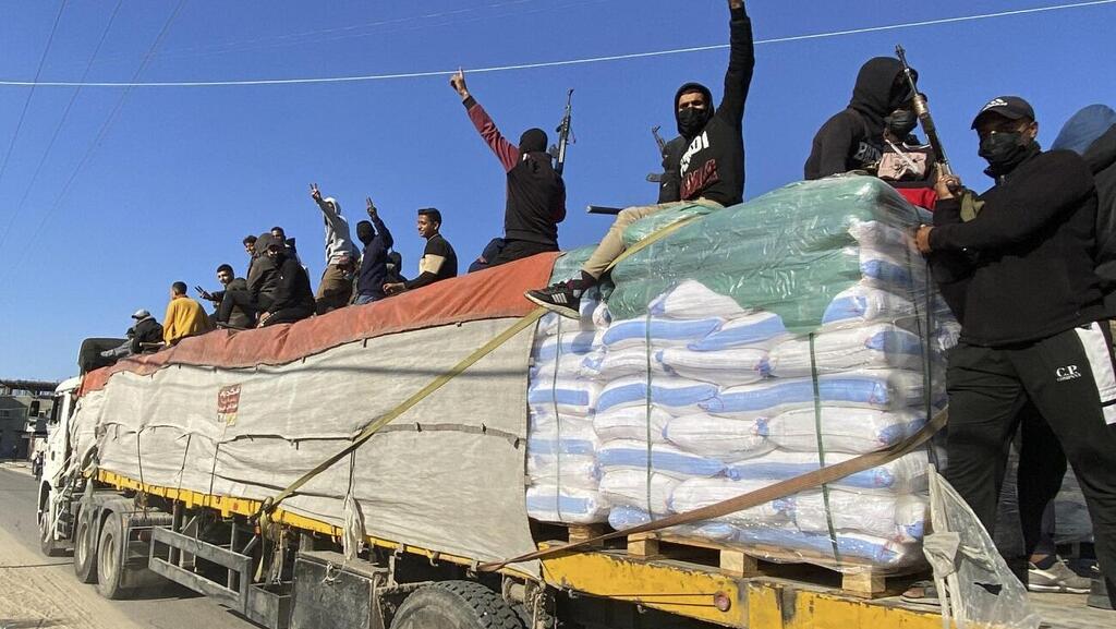 משאיות סיוע נבזזות על ידי אנשי חמאס