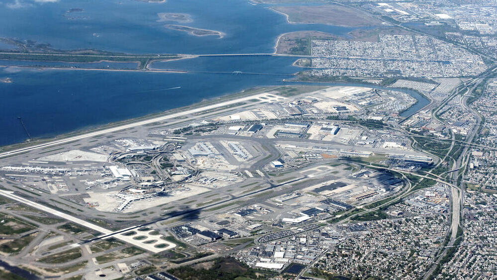צילום אווירי של נמל התעופה הבינלאומי ג'ון פ. קנדי בניו יורק