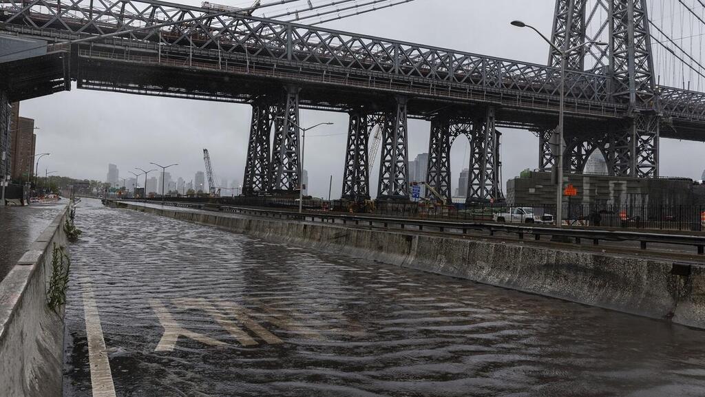 שיטפון בסמוך לגשר ויליאמסבורג בניו יורק
