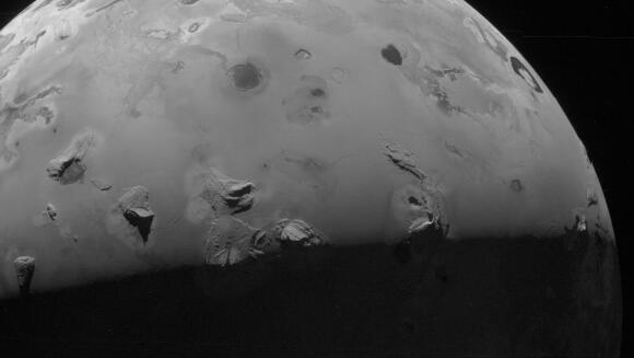 גיהנום עלי ירחים. כמה ממאות הרי הגש של איו, הירח הקרוב ביותר לצדק, בצילום של החללית ג'ונו מ-30 בדצמבר 2023 | מקור: NASA