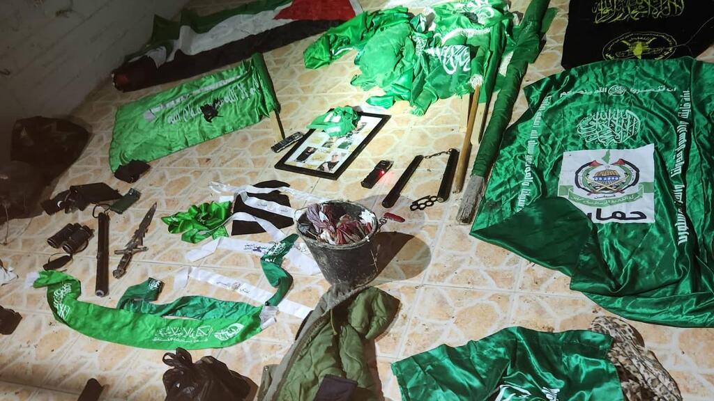 לוחמי צה"ל באיתור והרחמה של אמל"ח וחומרי תעמולה באזור יו"ש