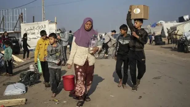 עזתים בכפר אל-מאווסי שבדרום רצועת עזה