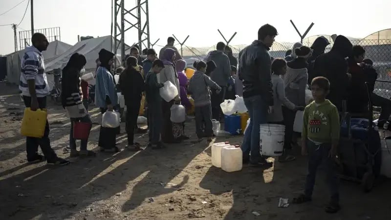 עזתים בכפר אל-מאווסי שבדרום רצועת עזה