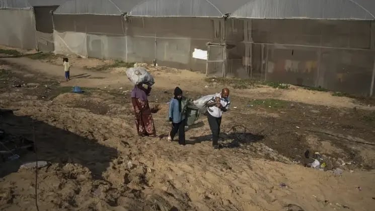 עזתים בכפר אל-מאווסי שבדרום רצועת עזה