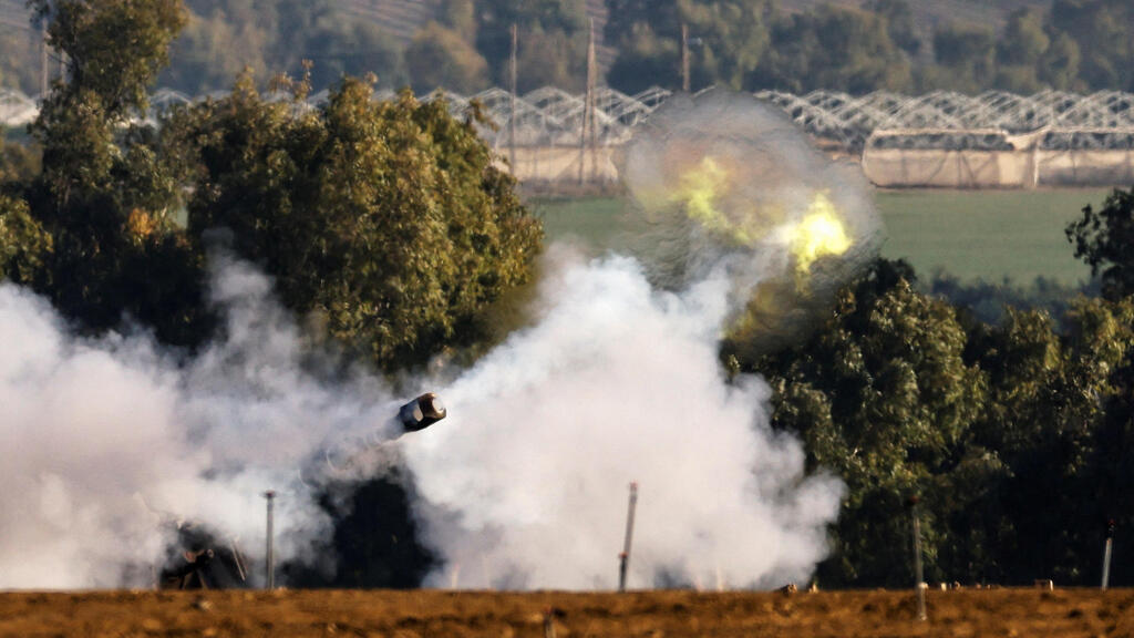 טנק ישראלי יורה מאיזור הגבול של רצועת עזה