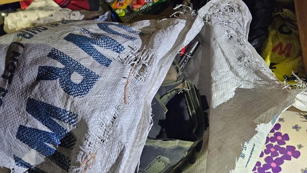 תיעוד מאמצעי הלחימה שאיתרו לוחמי חטיבת כפיר בשק של אונר"א