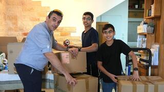 משפחת חיוט מקרית שמונה עוזבים את ביתם שבעיר בעקבות המלחמה