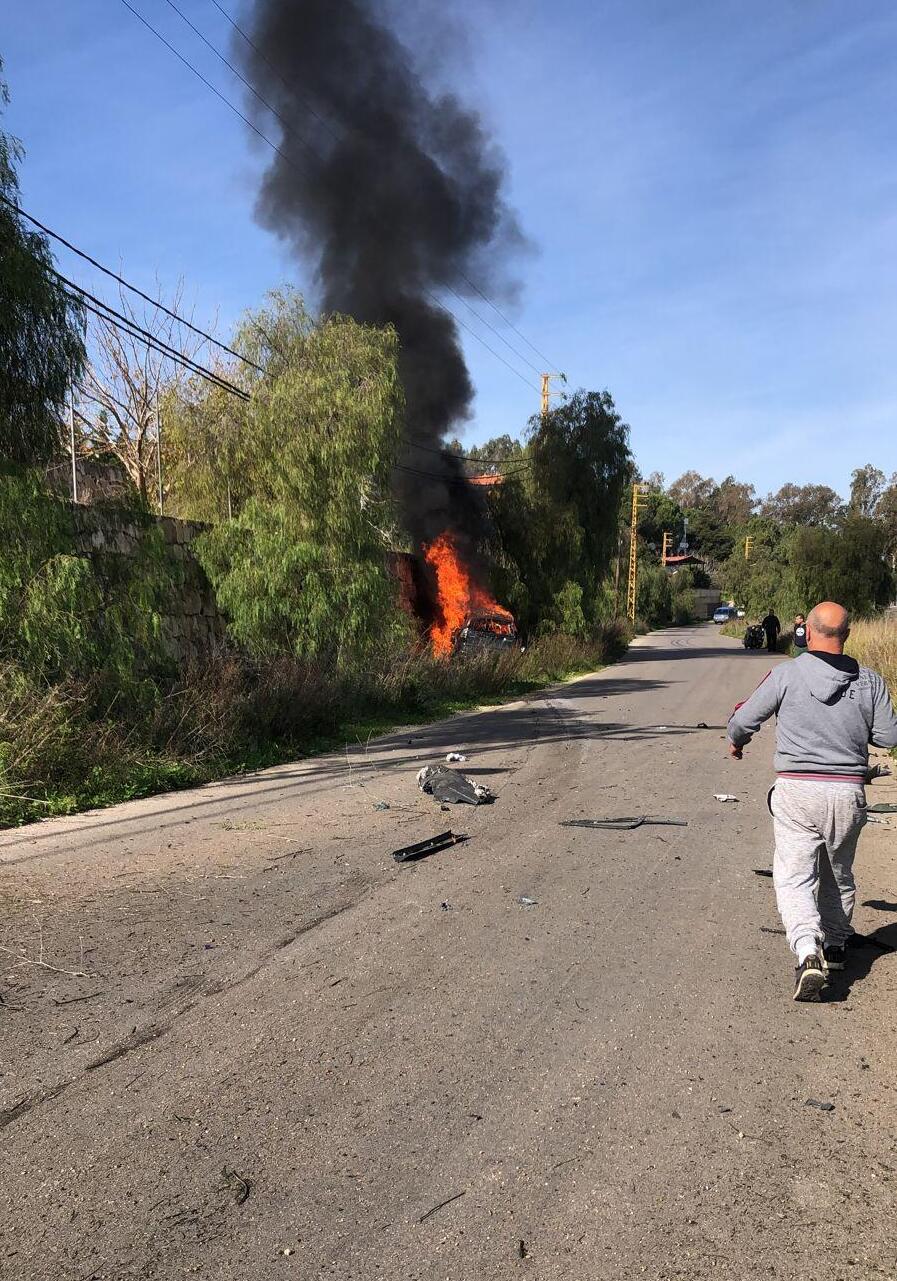 צוותי הצלה וכיבוי אש מגיעים למכונית הבוערת