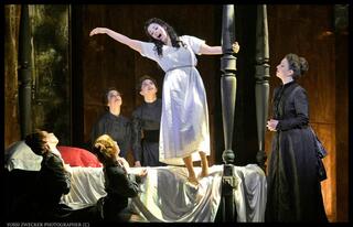 Сцена из оперы "Лючия ди Ламмермур" в Израильской опере 