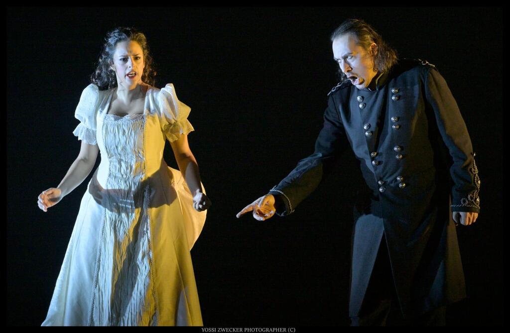 Сцена из оперы "Лючия ди Ламмермур" в Израильской опере 