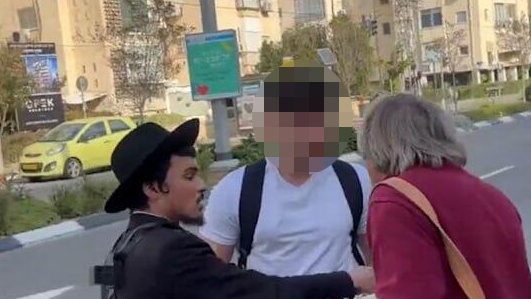 תיעוד של זאב דגני, מנהל הגימנסיה בתל אביב, מונע מנער להניח תפילין