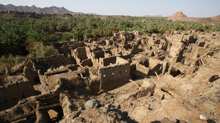 שרידי מבנים מנווה המדבר ח'ייבר בערב הסעודית