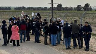 משפחות החטופים צועקים לעבר הגבול עם עזה לחטופים "לא שכחנו אתכם"