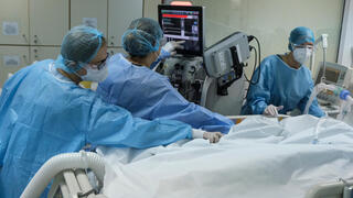 רופאים בבית חולים באתונה מטפלים בחולה קורונה