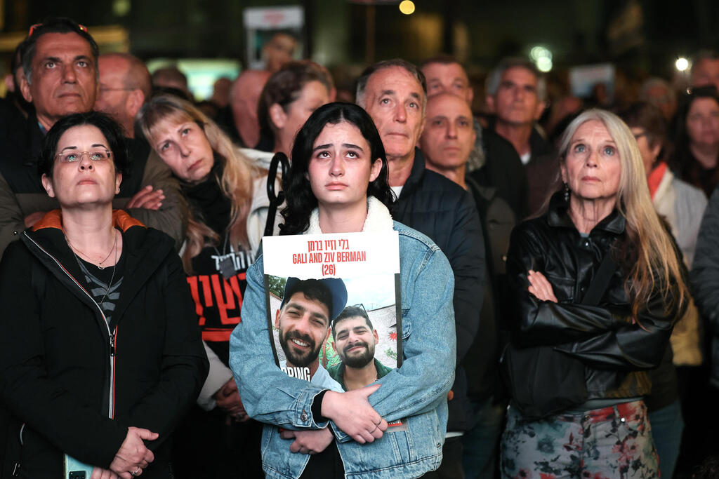 עצרת 100 ימים שבהם החטופים עדיין בשבי חמאס, בכיכר החטופים בתל אביב