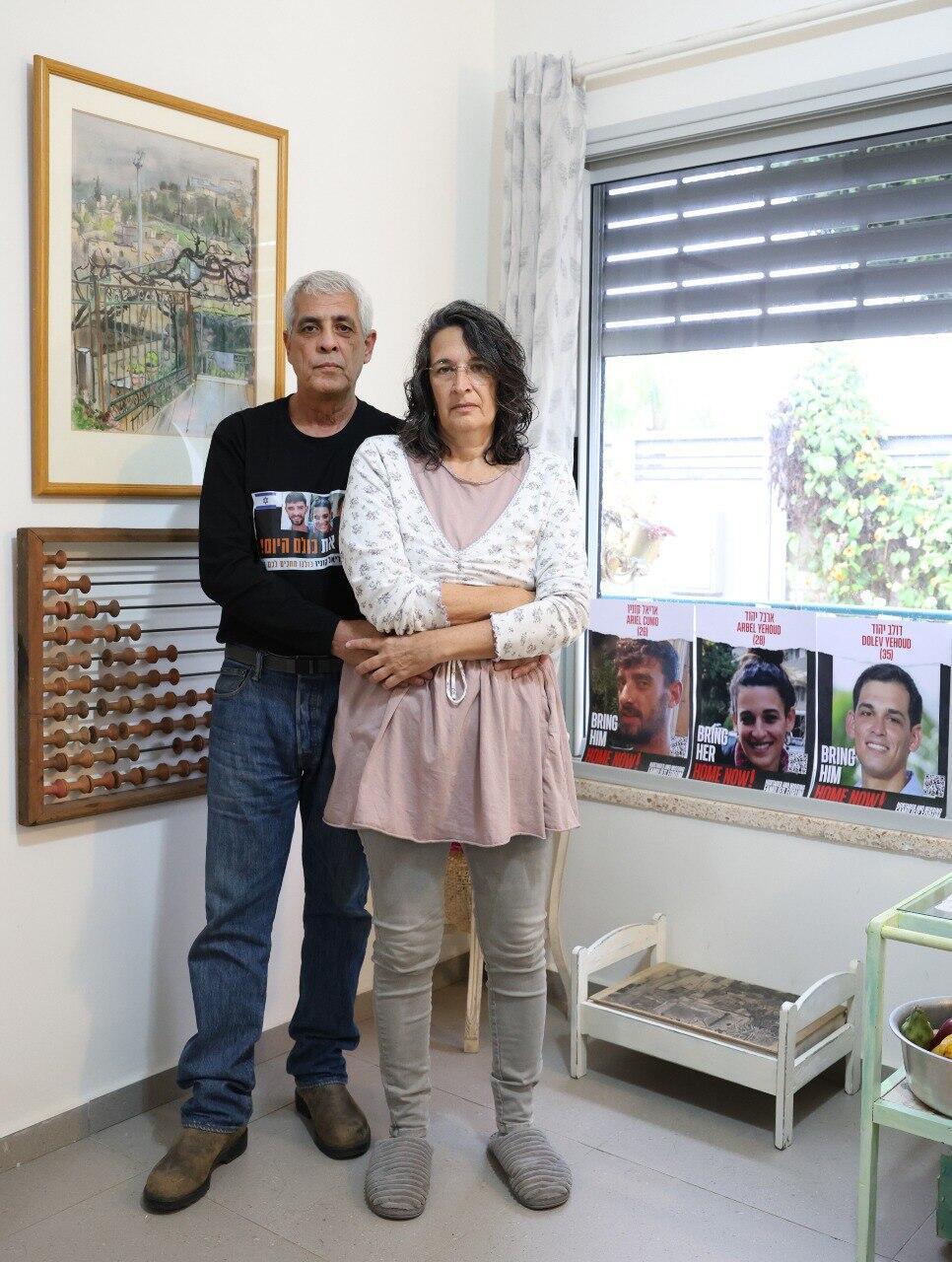 Arbel and Dolev Yahud's parents are waiting for their safe return (Photo: Dana Kopel) יחי יהוד הורים ששני ילדיהם חטופים - ארבל ודולב