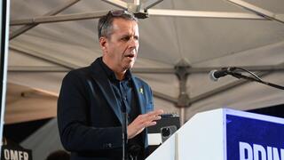 רונן צור בעצרת 100 ימים שבהם החטופים עדיין בשבי חמאס, בכיכר החטופים בתל אביב