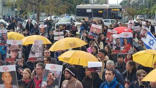 לפני הצעדה להשבת החטופים באוניברסיטת תל אביב