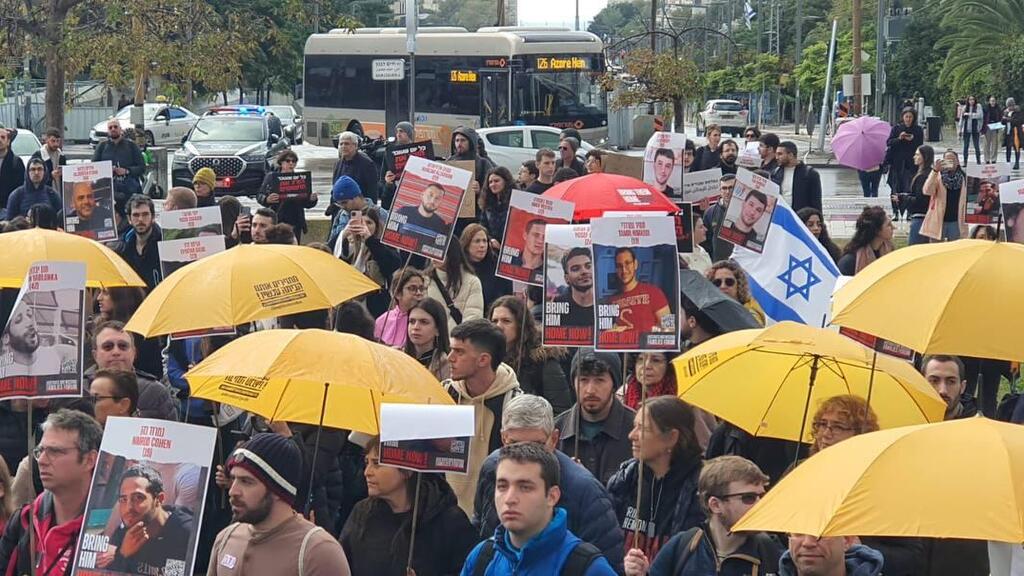 לפני הצעדה להשבת החטופים באוניברסיטת תל אביב