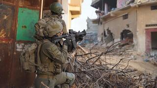 מצבור פצצות מרגמה, מטענים, נשקי קאלצ'ניקוב ומדים של לוחמי נוח’בה; לוחמי חטיבת כפיר נלחמים בחאן יונס