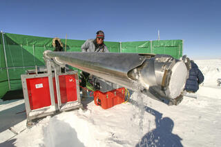 איסוף ליבת קרח ממזרח אנטארקטיקה באמצעות מקדח ייעודי