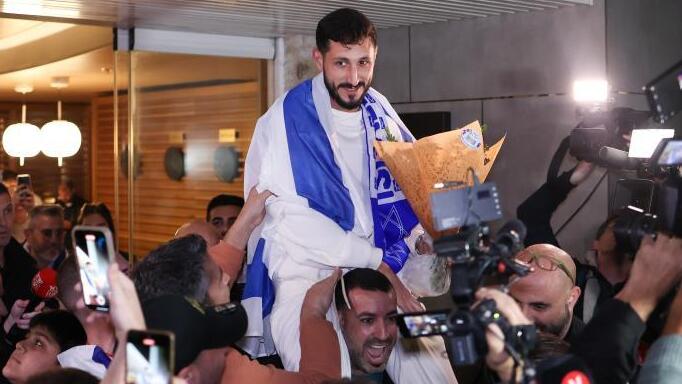 Sagiv Jehezkel after landing in Israel  from Turkey