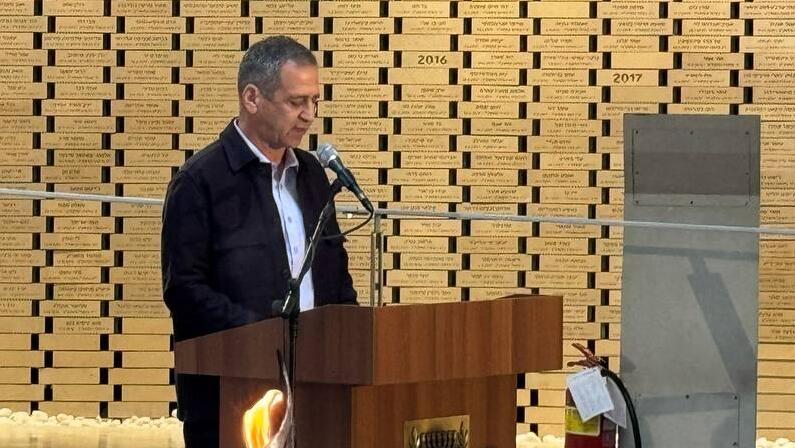  אביב כוכבי בטקס האזכרה השנתי של נופלי הל"ה