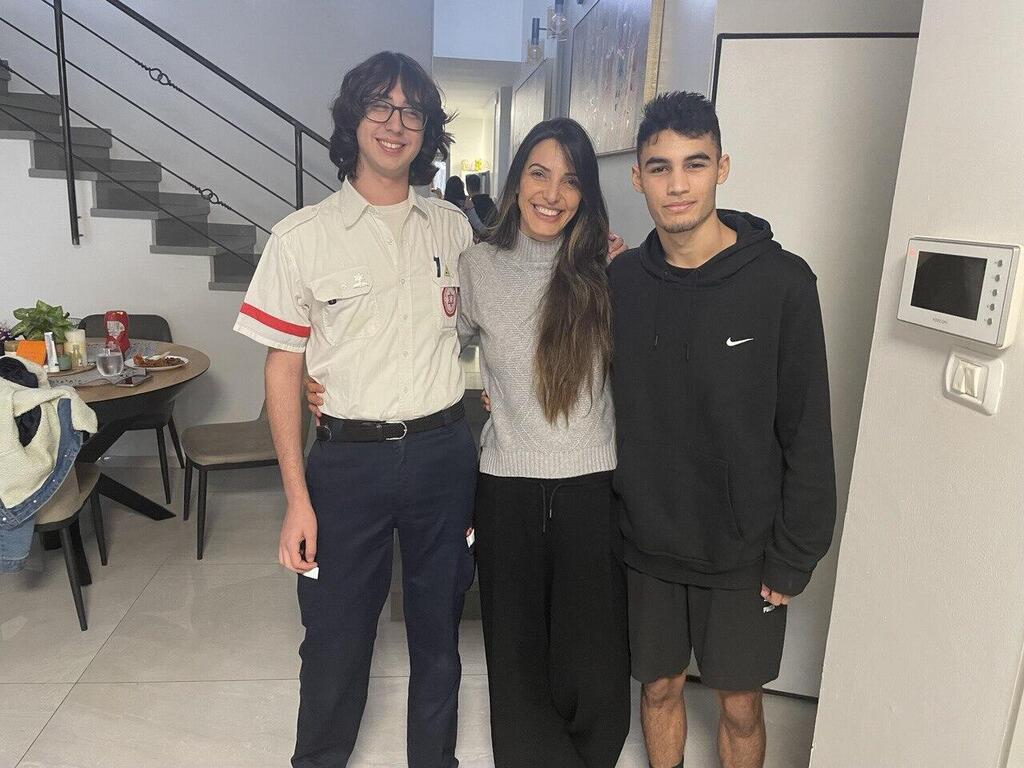 עידן בצלאל שחייו ניצלו אמו גלית ומתנדב מדא  חברו לכיתה גיא אלון