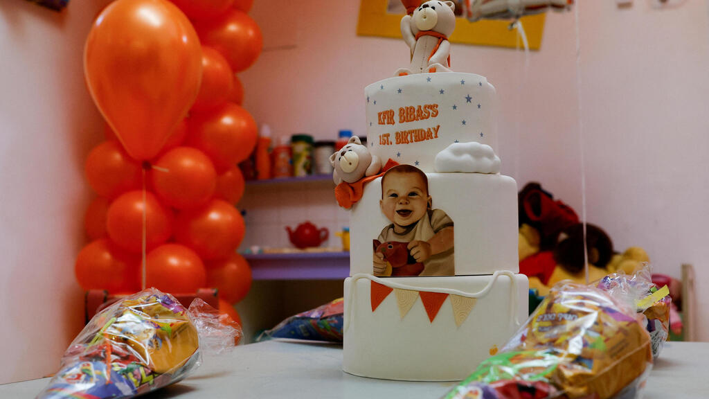 עוגת יום הולדת לכבודו של החטוף כפיר ביבס שנמצא בשבי החמאס