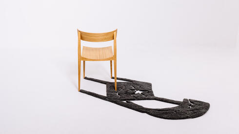 כיסא עם צל כבד, STUDIO YARNATAK
