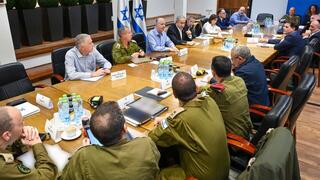 הקבינט מתכנס בקריה, תל אביב
