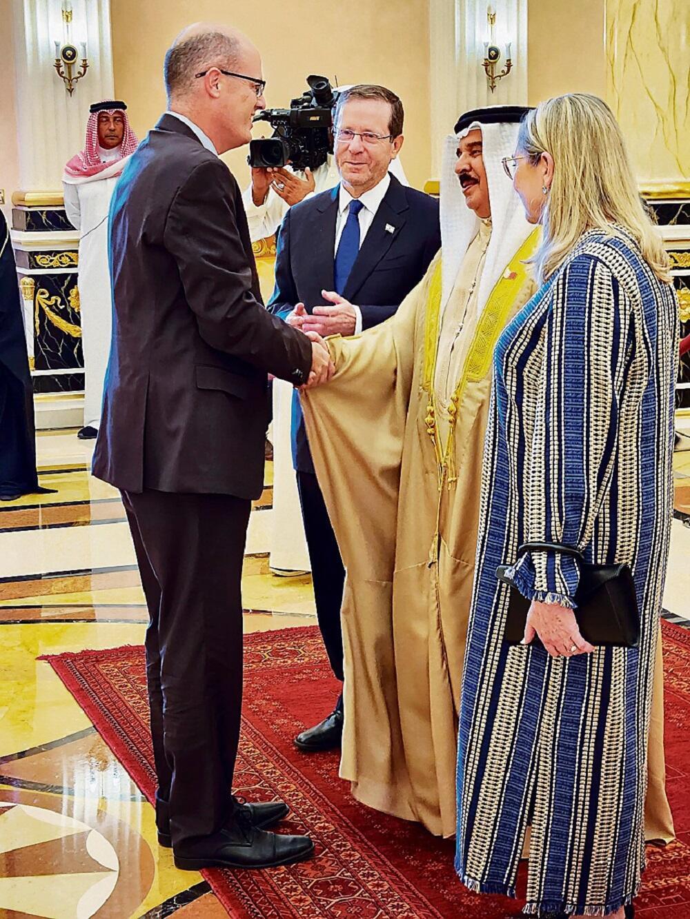אבי חסון עם מלך בחריין והנשיא יצחק הרצוג ורעייתו בביקור הנשיא בבחריין בדצמבר 2022