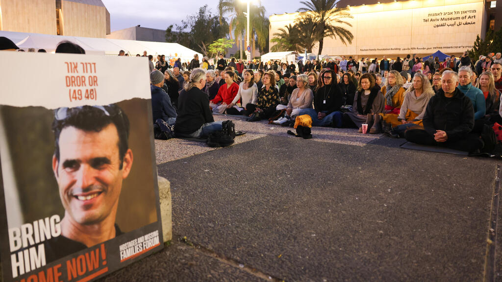 מציינים את יום הולדתו של השבוי דרור אור בכיכר החטופים בתל אביב