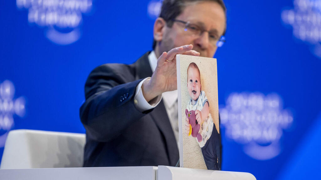 לציון יום הולדתו של התינוק החטוף כפיר ביבס: נשיא המדינה עם תמונתו על בימת הכנס הכלכלי העולמי בדאבוס