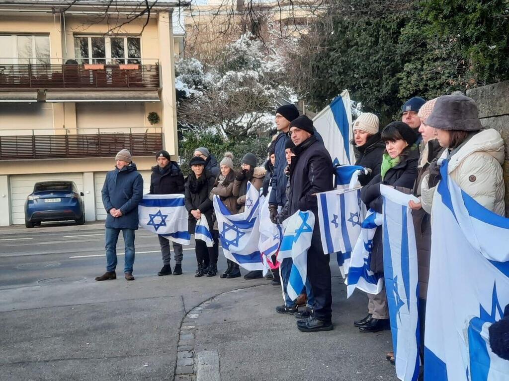 חולקים כבוד אחרון מחוץ לבית סבתו וסבו של רס״ל (במיל׳) אוריאל אביעד סילברמן ז"ל בציריך, שוויץ