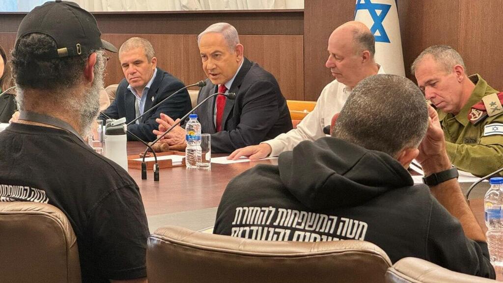 ראש הממשלה בנימין נתניהו בפגישתו עם נציגי משפחות החטופים, במשרד רה"מ בירושלים: