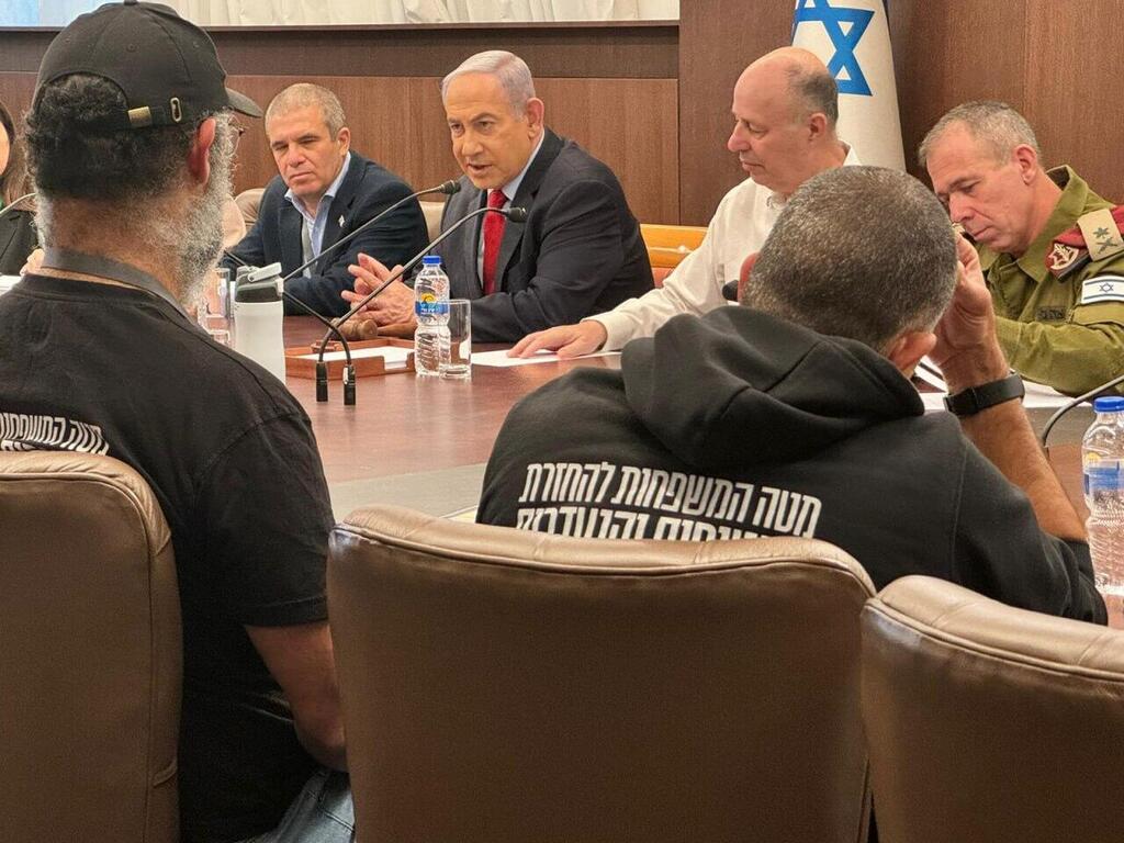 ראש הממשלה בנימין נתניהו בפגישתו עם נציגי משפחות החטופים, במשרד רה"מ בירושלים: