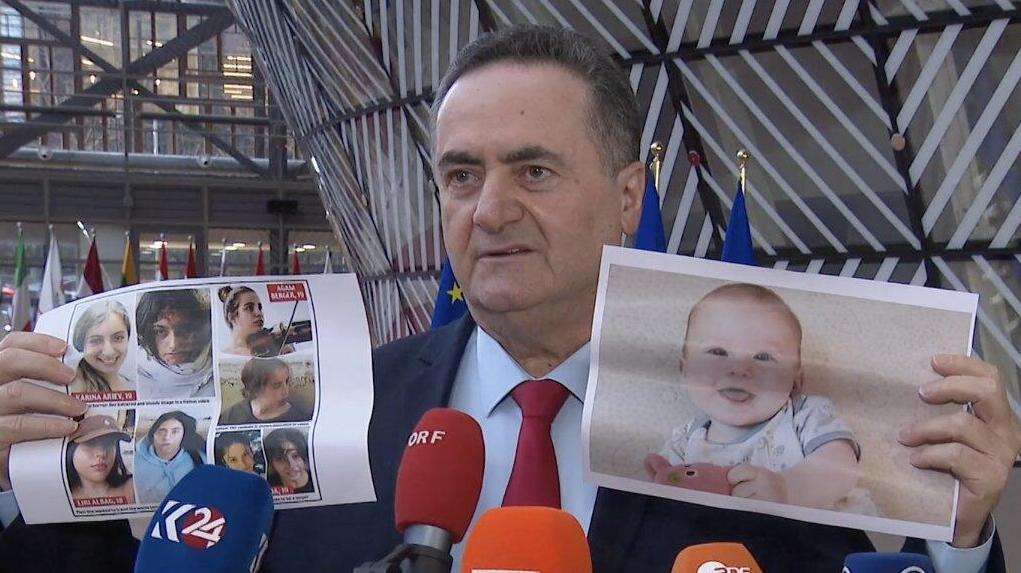שר החוץ ישראל כץ הציג את תמונותיהם של התינוק כפיר ביבס, אמו ועוד חטופות ישראליות שמוחזקות בידי חמאס
