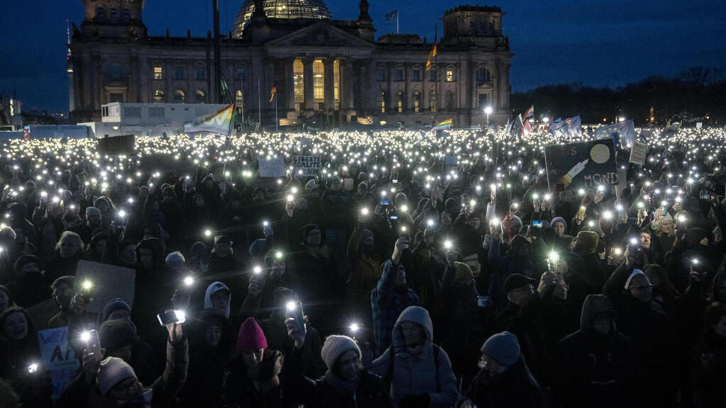 גרמניה הפגנת ענק ברלין מול ה פרלמנט נגד ימין קיצוני מפלגת אלטרנטיבה לגרמניה AfD