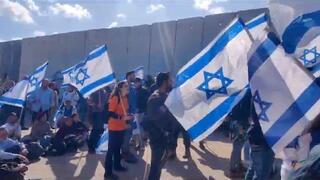 מוחים חוסמים בכרם שלום את משאיות האספקה לרצועת עזה