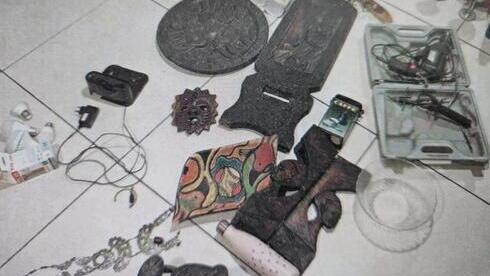Найденные у подозреваемого коллекционные предметы и украденные электроприборы 