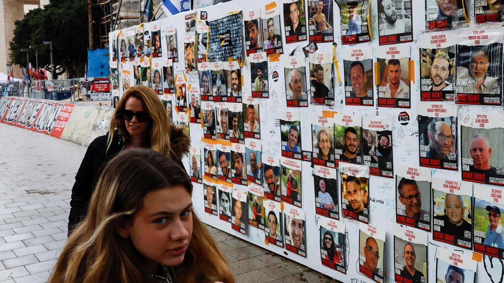 תל אביב קיר עם תמונות החטופים