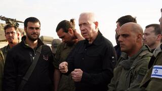 יואב גלנט עם הלוחמים בהערכת מצב סמוך לגבול רצועת עזה ביום ה-110 למלחמה
