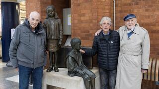  וולטר בינגהם, פול אלכסנדר וג׳ורג׳ שפי באנדרטת הקינדרטרנספורט בתחנת ליברפול בלונדון 